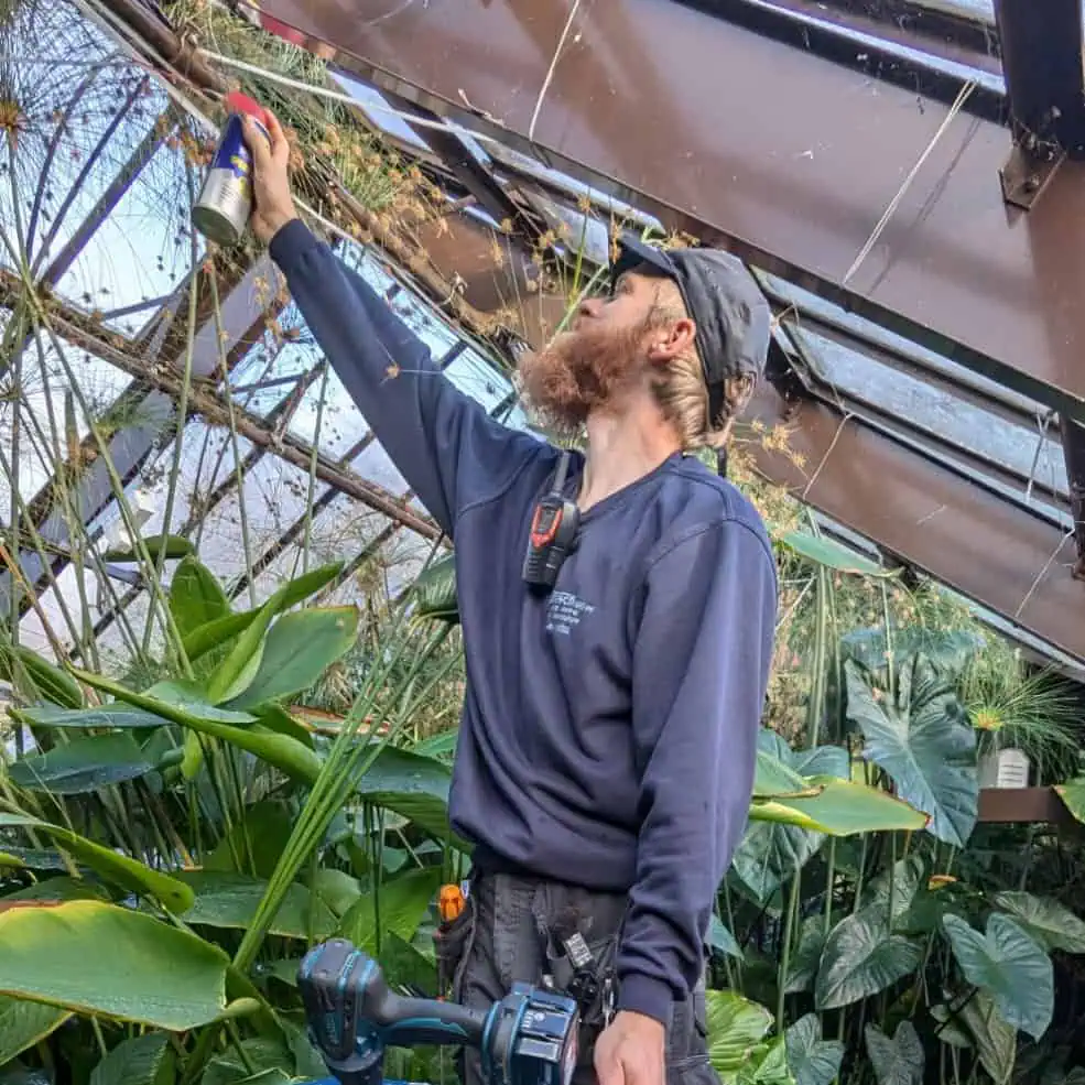 Tom-Tech-Expert-Greenhouse-Control-Specialists